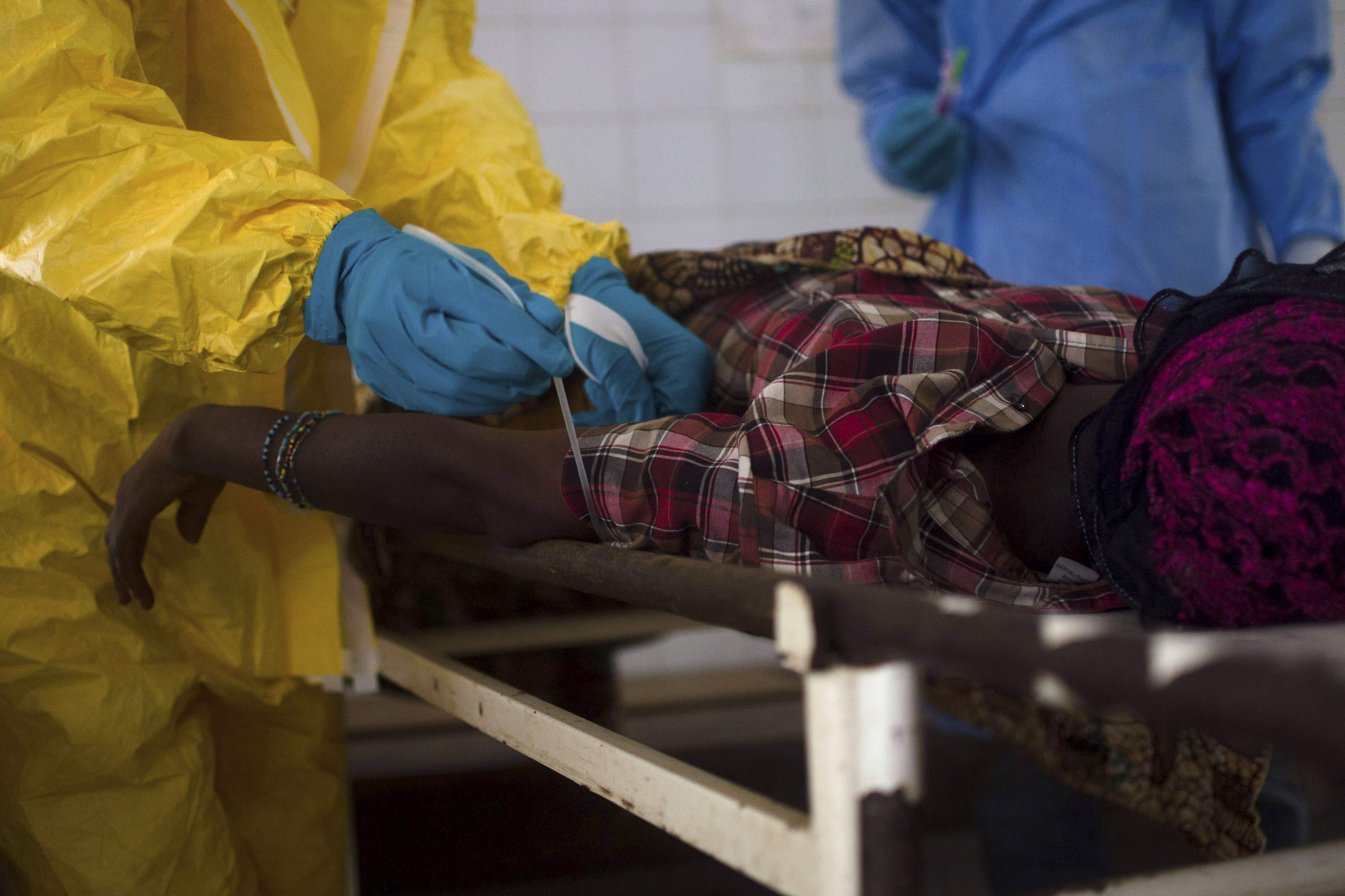 “Σκορπάει” νεκρούς ο αιμορραγικός πυρετός – Αναζητείται γυναίκα που έχει προσβληθεί από τον ιό Έμπολα