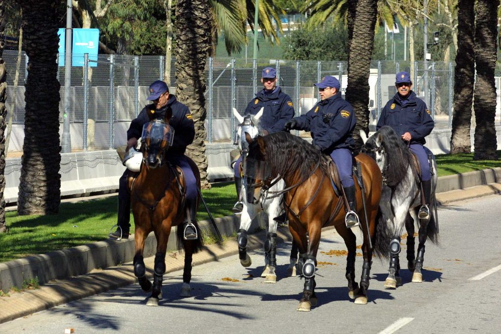 Η ΕΤΑ άρχισε να παραδίδει τον οπλισμό της