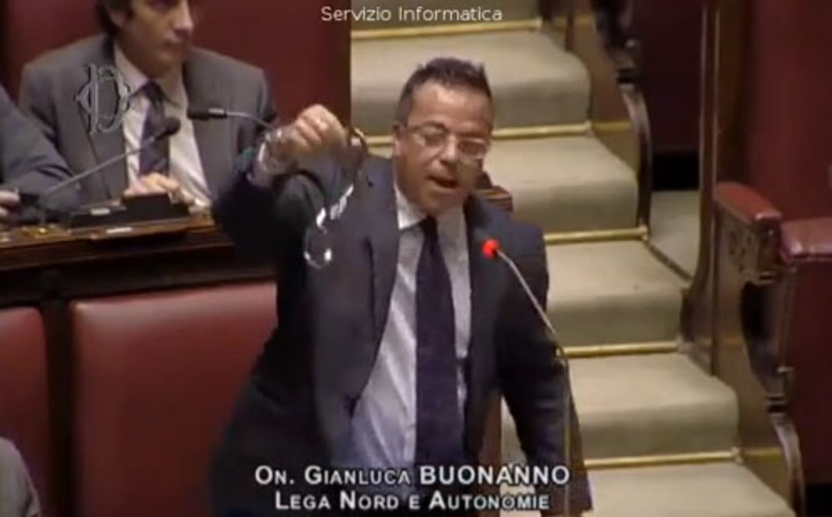 Νέο επεισόδιο στην ιταλική Βουλή! Βγήκαν… χειροπέδες! (VIDEO)