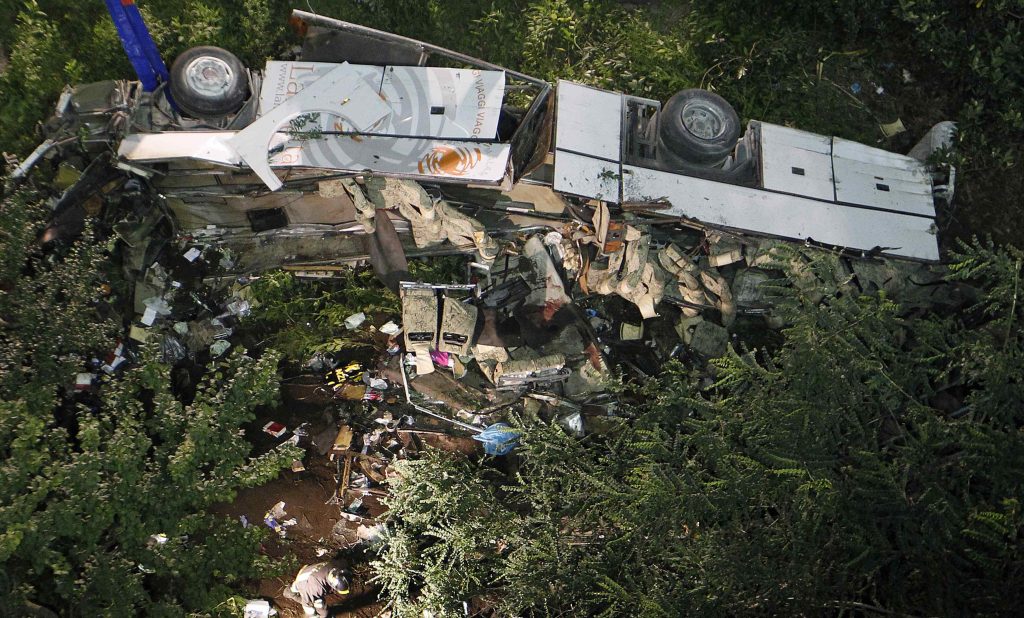 Βουτιά θανάτου έξω από τη Νάπολη: λεωφορείο έπεσε από γέφυρα 30 μέτρων – 36 νεκροί – Συγκλονιστικές φωτογραφίες