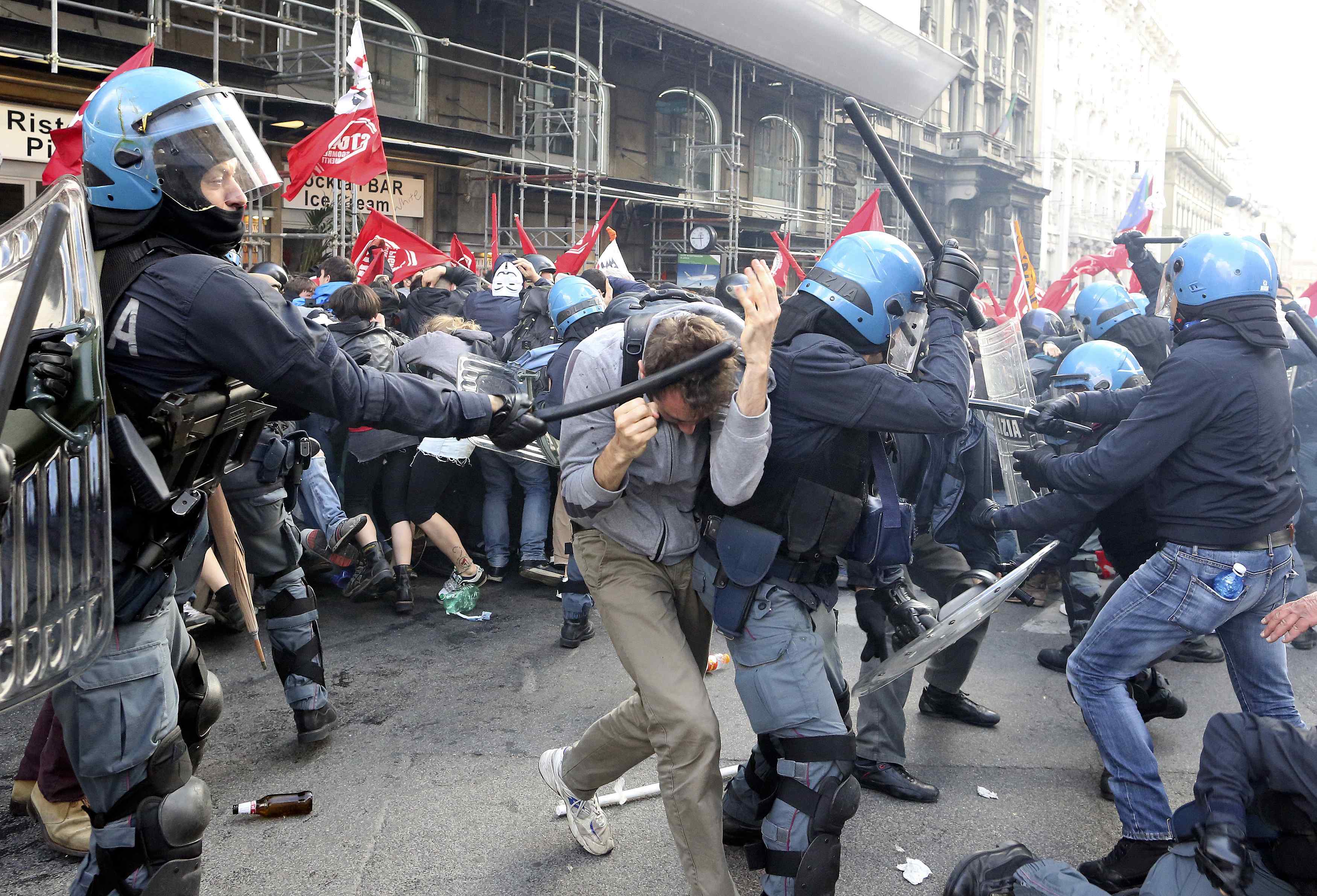 Αίμα, βία και δακρυγόνα στη Ρώμη – Συγκλονιστικές εικόνες