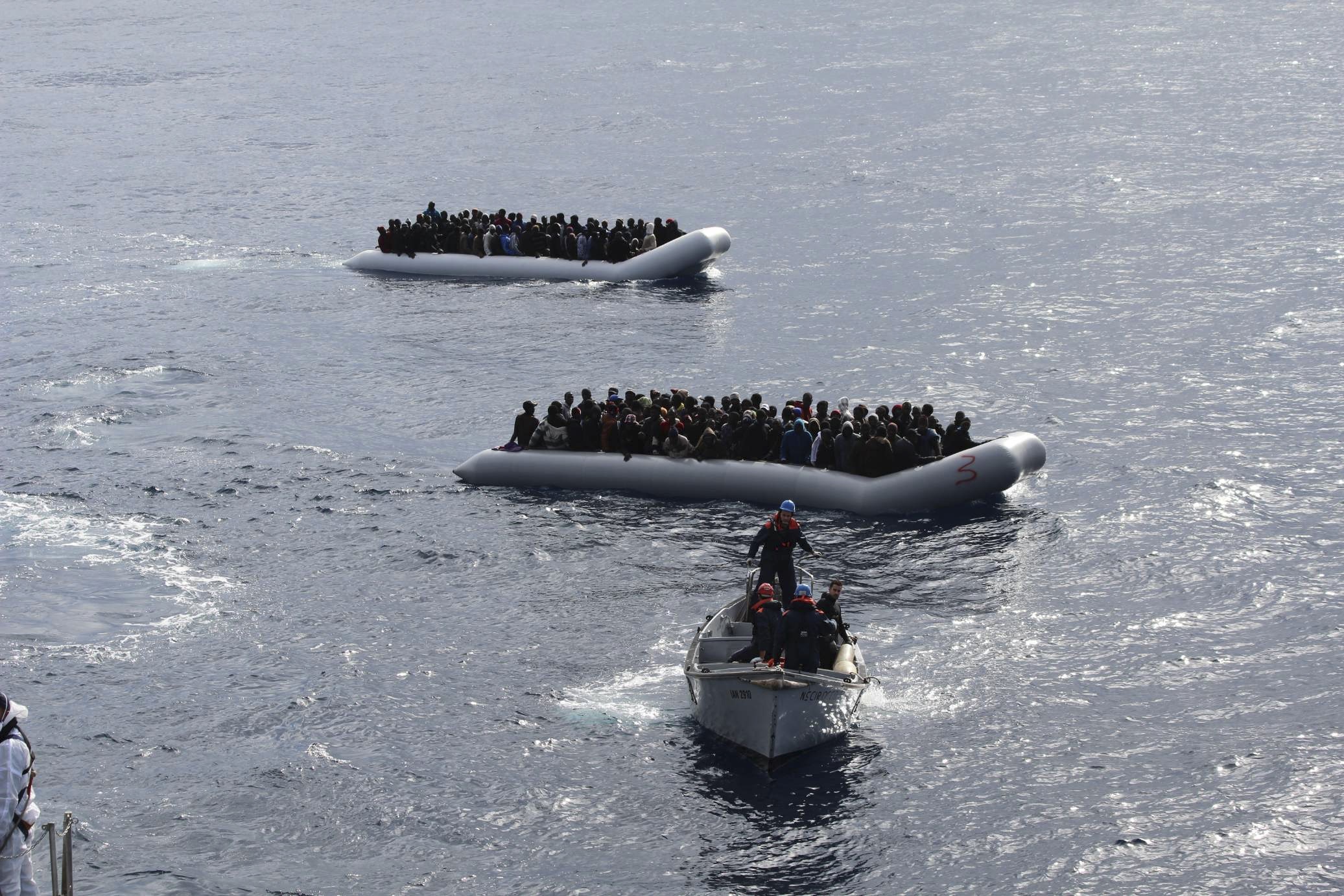 Το πολεμικό ναυτικό διέσωσε 370 επίδοξους μετανάστες, ανοιχτά της Λαμπεντούζα