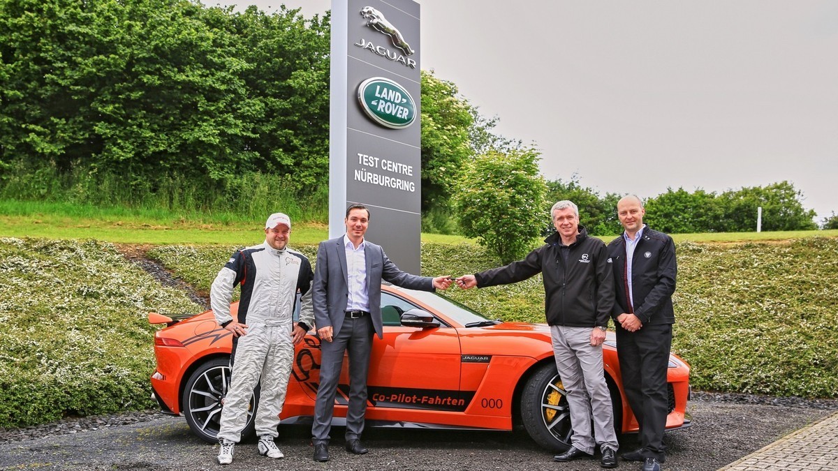 Μια Jaguar F-type SVR, ταξί για μια αξέχαστη βόλτα στο Nürburgring