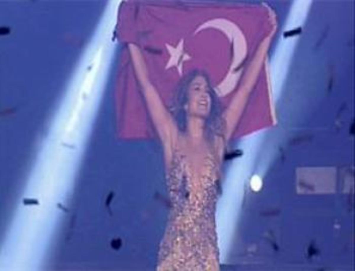 H Jenifer Lopez αγκαλιά με την τουρκική σημαία!