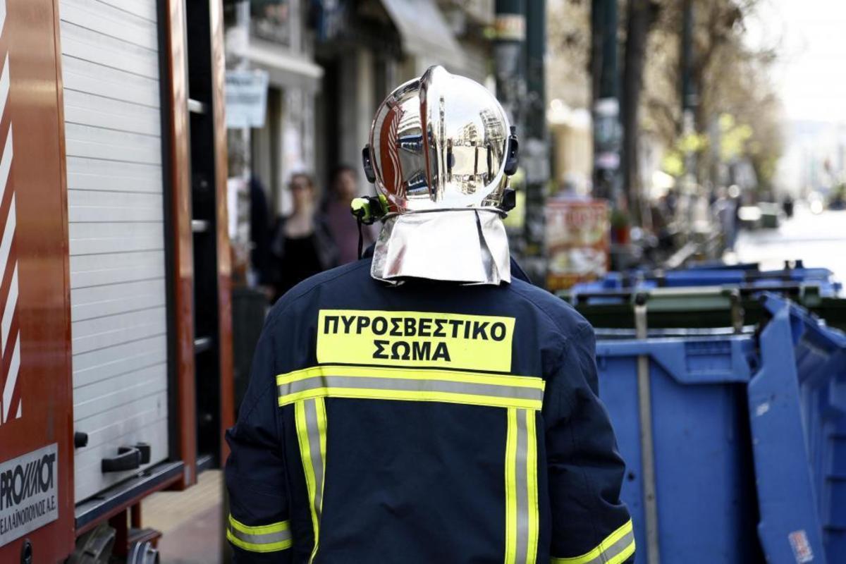 Κρήτη: Έπιασαν άνδρα που έκαιγε κάδους σκουπιδιών στη Σητεία