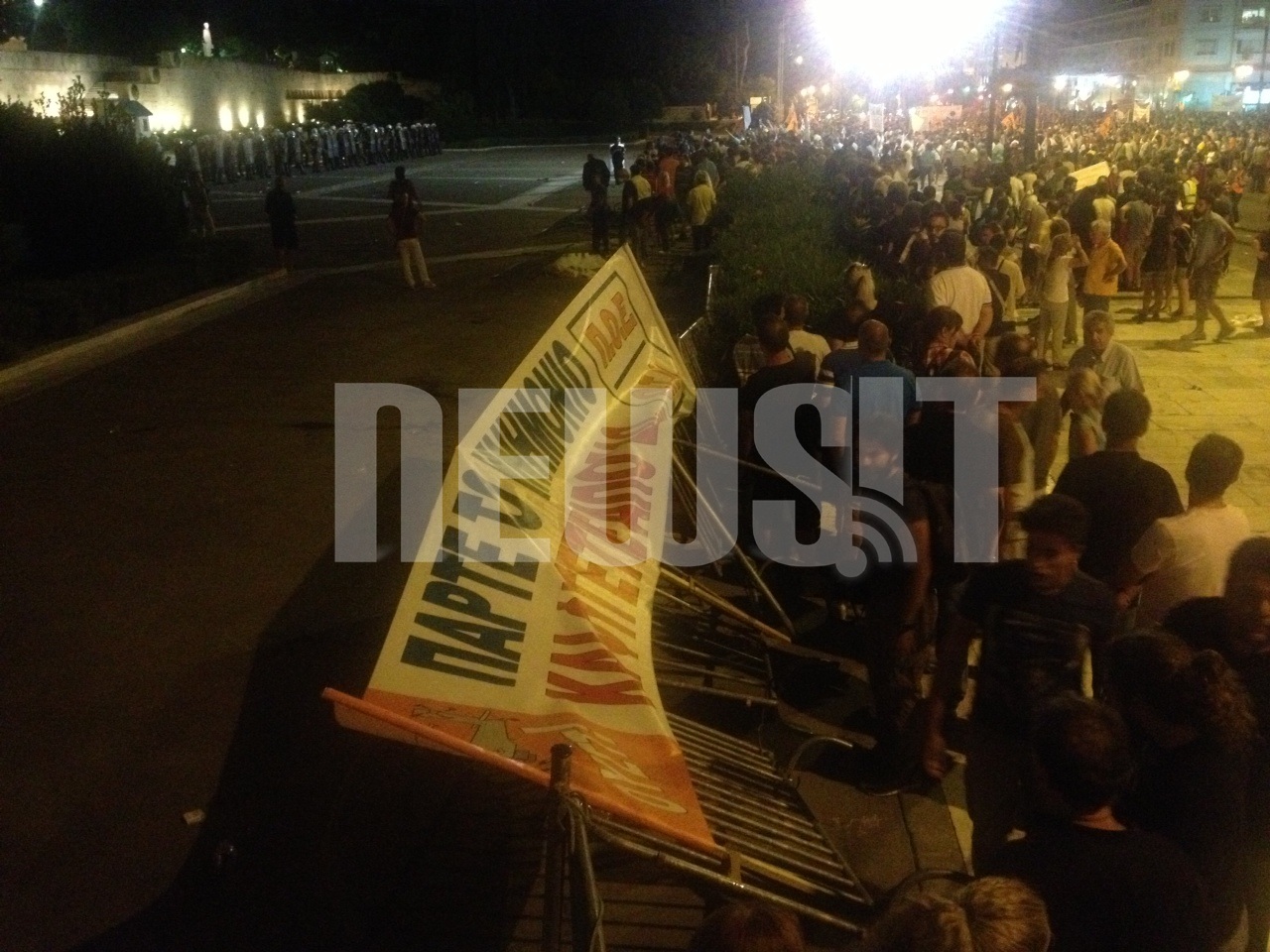 ΦΩΤΟ NEWSIT - Οι διαμαρτυρόμενοι έριξαν τα κάγκελα μπροστά στη Βουλή