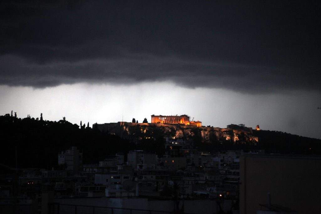 Πλημμυρισμένοι δρόμοι και… εκνευριστική βροχή – Που θα “χτυπήσει” σήμερα η κακοκαιρία