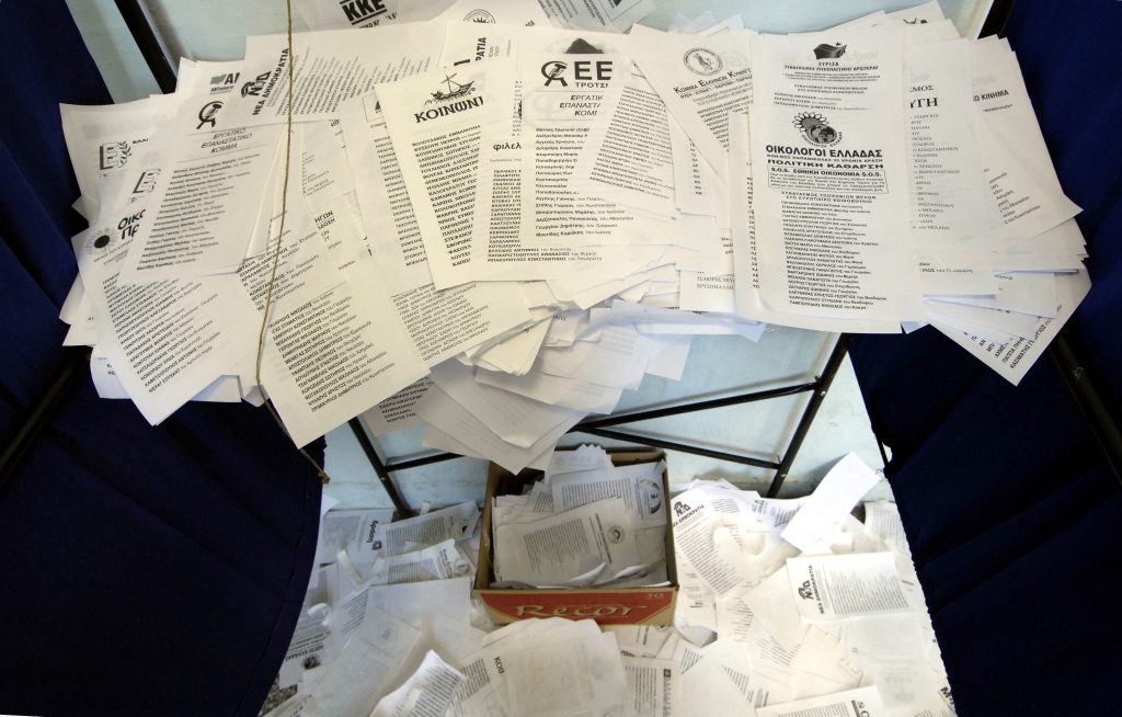 Εκλογές 2014: Δημοσκόπηση δίνει προβάδισμα ΣΥΡΙΖΑ στις ευρωεκλογές και ΝΔ στις βουλευτικές