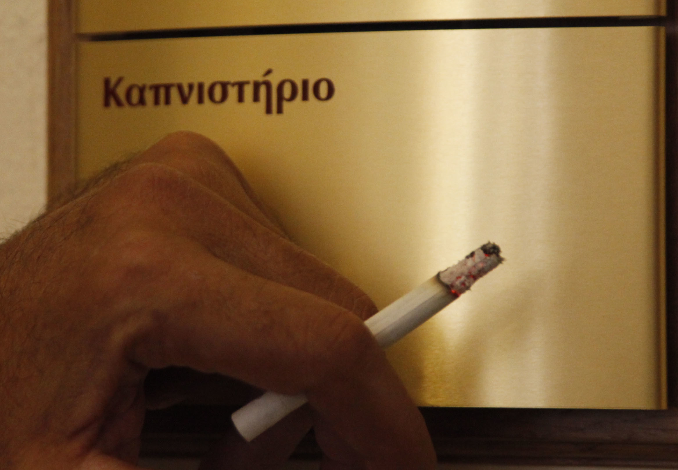 Τέλος το τσιγάρο δημοσίως και στη Ρωσία