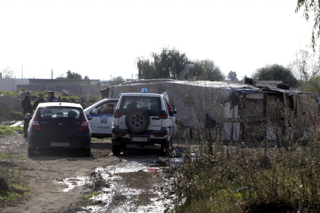 Τσιγγάνος πυροβόλησε με καραμπίνα αστυνομικούς – Δυο τραυματίες