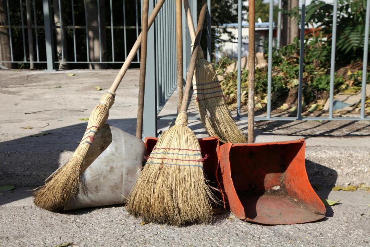 Μαθήματα ανθρωπιάς από υπαλλήλους καθαριότητας στα Χανιά – Παρέδωσαν πορτοφόλι με 1.500 ευρώ