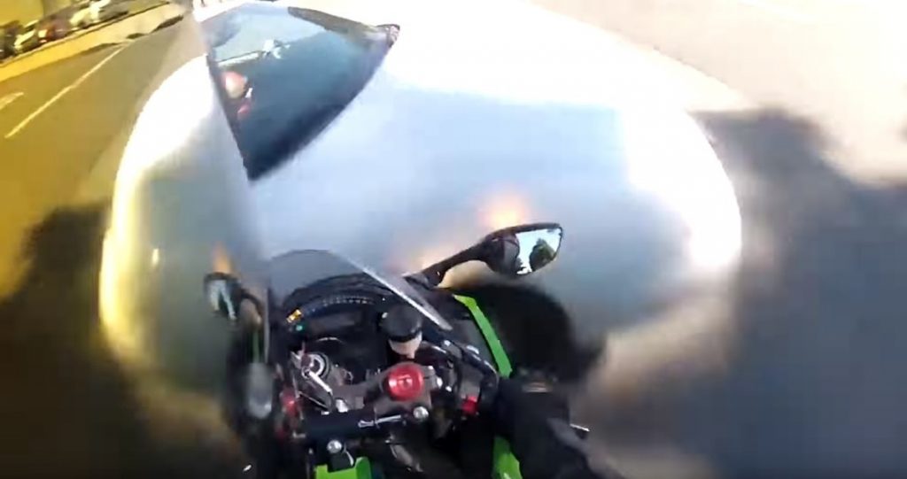 Συνταρακτικό! Kawasaki Ninja ZX-10R σταματά από τα 130 km/h πάνω σε αυτοκίνητο! (VIDEO)