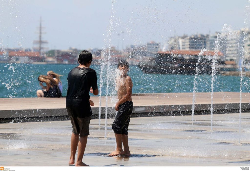 Καιρός: Καύσωνας και σήμερα και από το Σάββατο πτώση