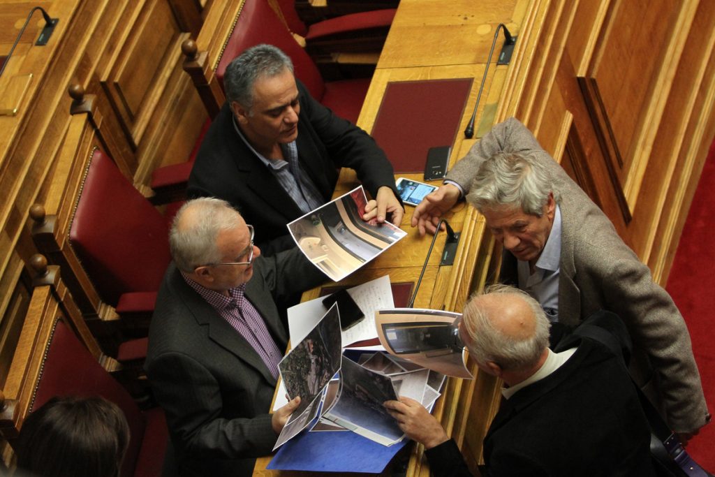 Τι φωτογραφίες κοιτάζουν Σκουρλέτης, Βίτσας και Αποστόλου στη Βουλή; – Φωτό