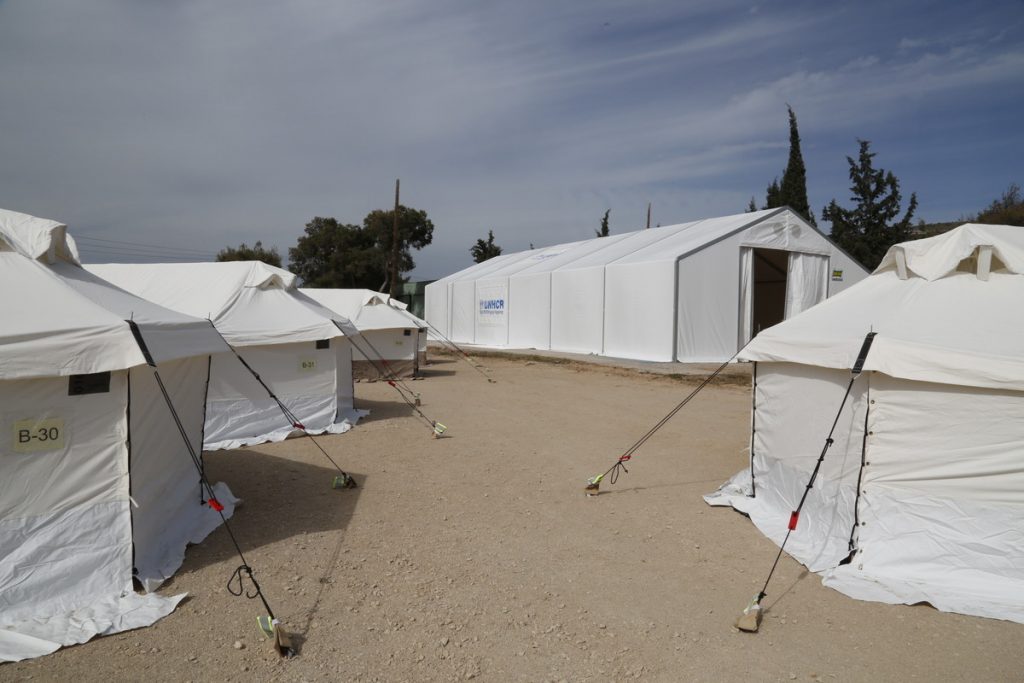 Αυτές είναι οι εταιρείες που παρέχουν εγκαταστάσεις και υλικά για τη δημιουργία κέντρων φιλοξενίας προσφύγων