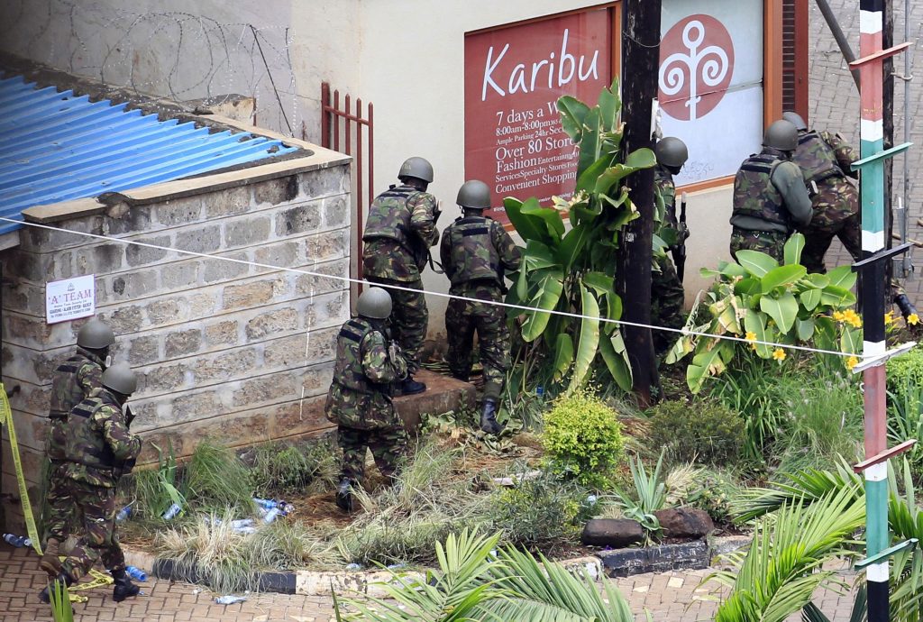 Κένυα: Συνεχίζεται το θρίλερ ομηρίας στο εμπορικό κέντρο – Τρεις στρατιώτες υπέκυψαν στα τραύματά τους