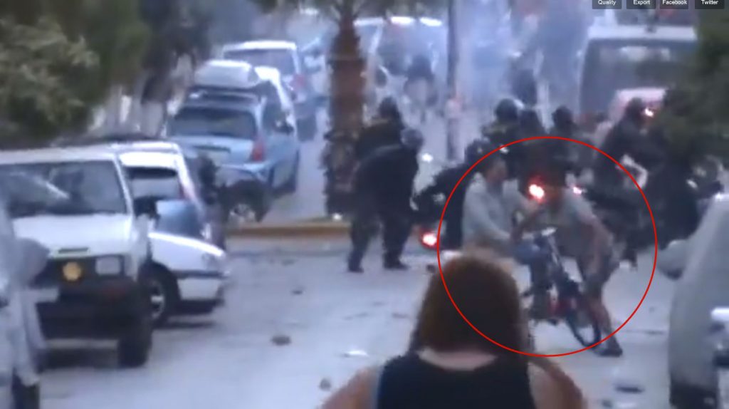 “Τάκλιν” σε διαδηλωτή με… μηχανάκι – Video σοκ από το Κερατσίνι