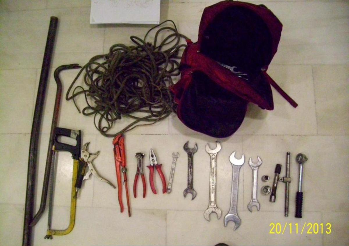 Αντικείμενα που βρήκαν οι αστυνομικοί στην κατοχή των δραστών - ΦΩΤΟ ΕΛ.ΑΣ.