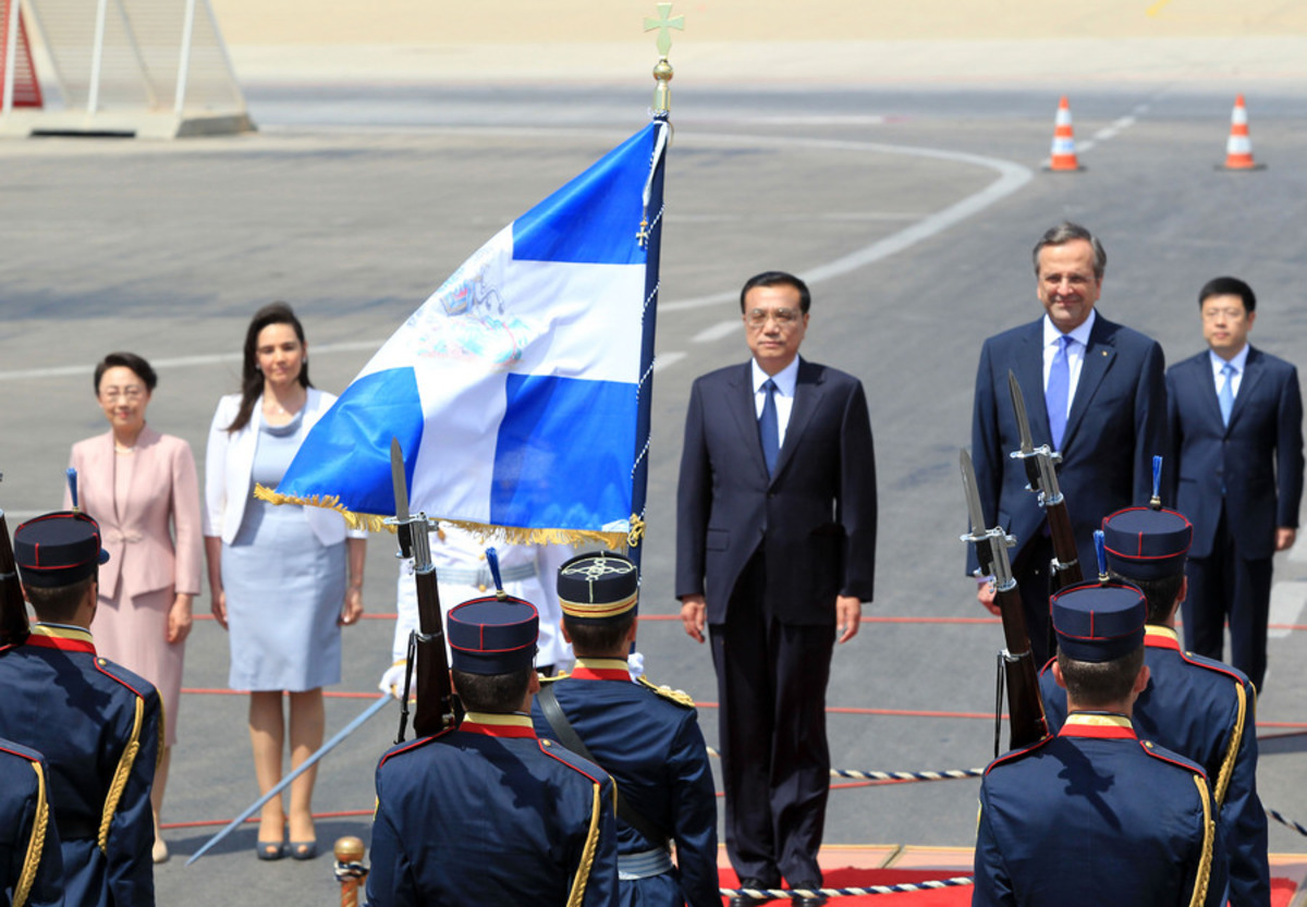Έφτασε στην Ελλάδα ο Κινέζος πρωθυπουργός – Θερμή υποδοχή από τον Α. Σαμαρά