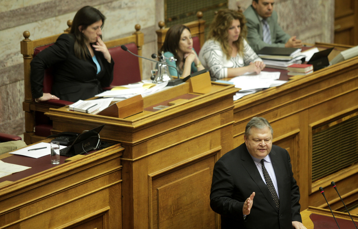 Βουλευτές χτυπούν τα έδρανα για να μην ακούνε την Ζωή! – Βίντεο