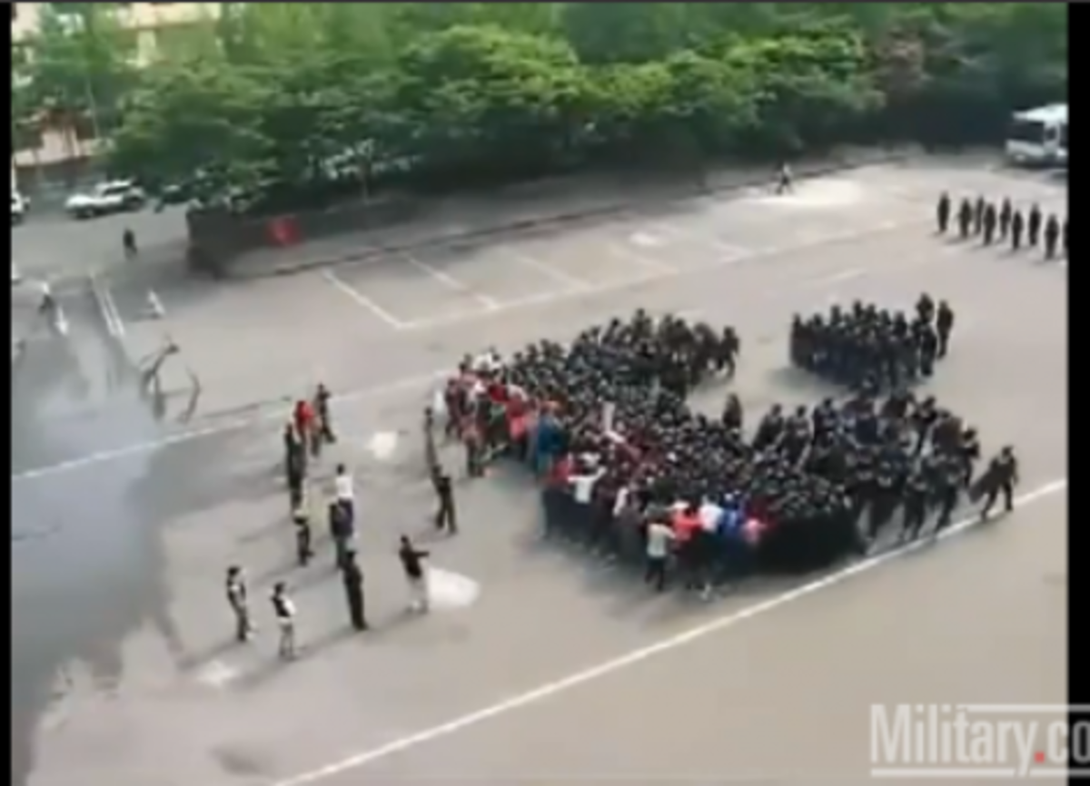 “Σχηματισμοί μάχης” κατά διαδηλωτών! Φοβερό βίντεο από Κορέα