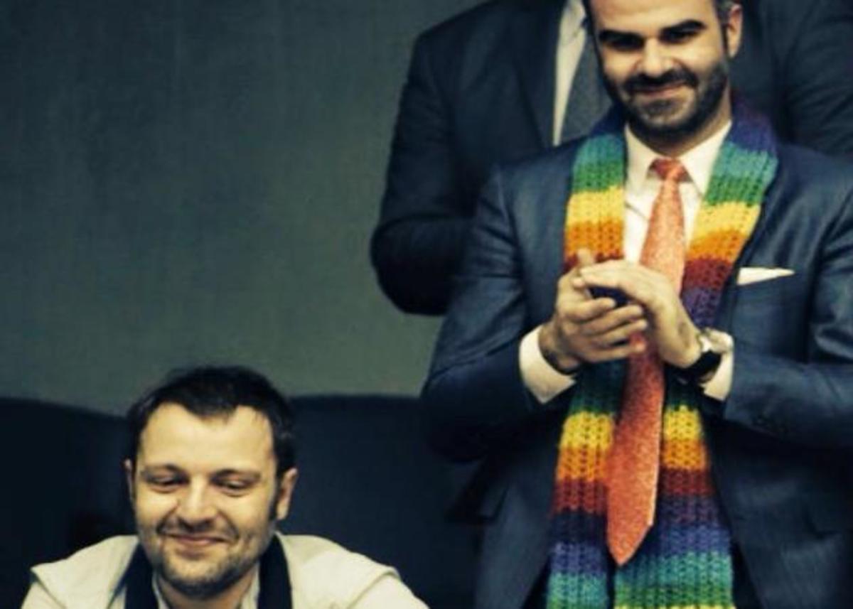 Αύγουστος Κορτώ: Με τον σύζυγό του στη Βουλή, την ώρα που ψηφίστηκε το σύμφωνο συμβίωσης!