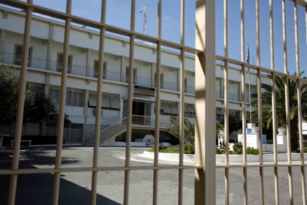 “Βραχιολάκια” στους κρατούμενους, πιλοτικά για 18 μήνες – Οι πρώτοι “τυχεροί” που θα τα φορέσουν – Στο ΣτΕ το σχέδιο Προεδρικού Διατάγματος