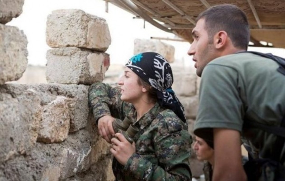 Όλη η αλήθεια για την φωτογραφία της γυναίκας στρατηγού των Κούρδων!