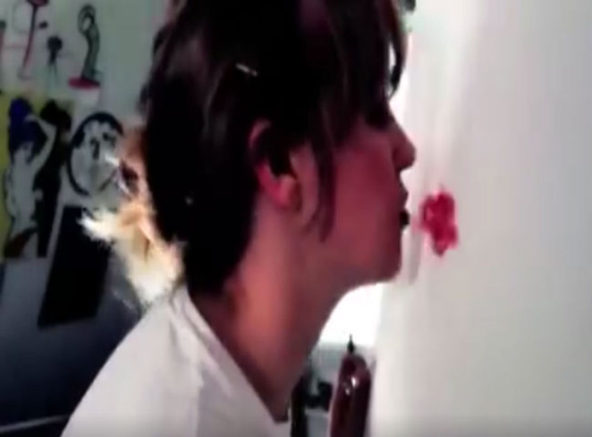 Έβαλε κραγιόν και άρχισε να δίνει φιλιά σε ένα λευκό πίνακα – Το αποτέλεσμα; Εκπληκτικό! (video)