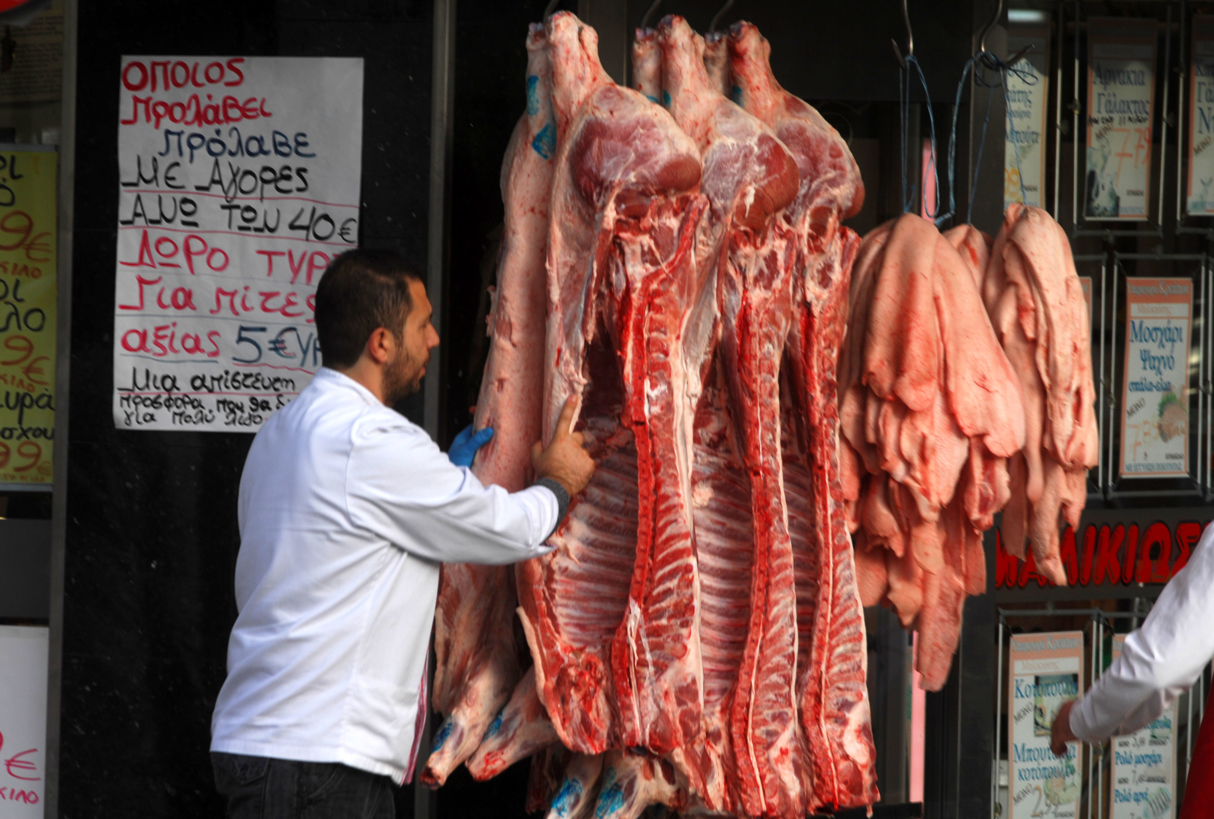 Ίδιο φόρο σε εγχώρια και εισαγόμενα γαλακτοκομικά και κρέατα, ζητά η Κομισιόν