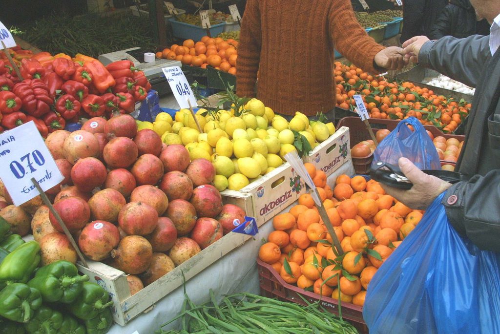 Κλήρωση μόνο για τις νέες άδειες – Οι τελικές αλλαγές για τις λαικές αγορές