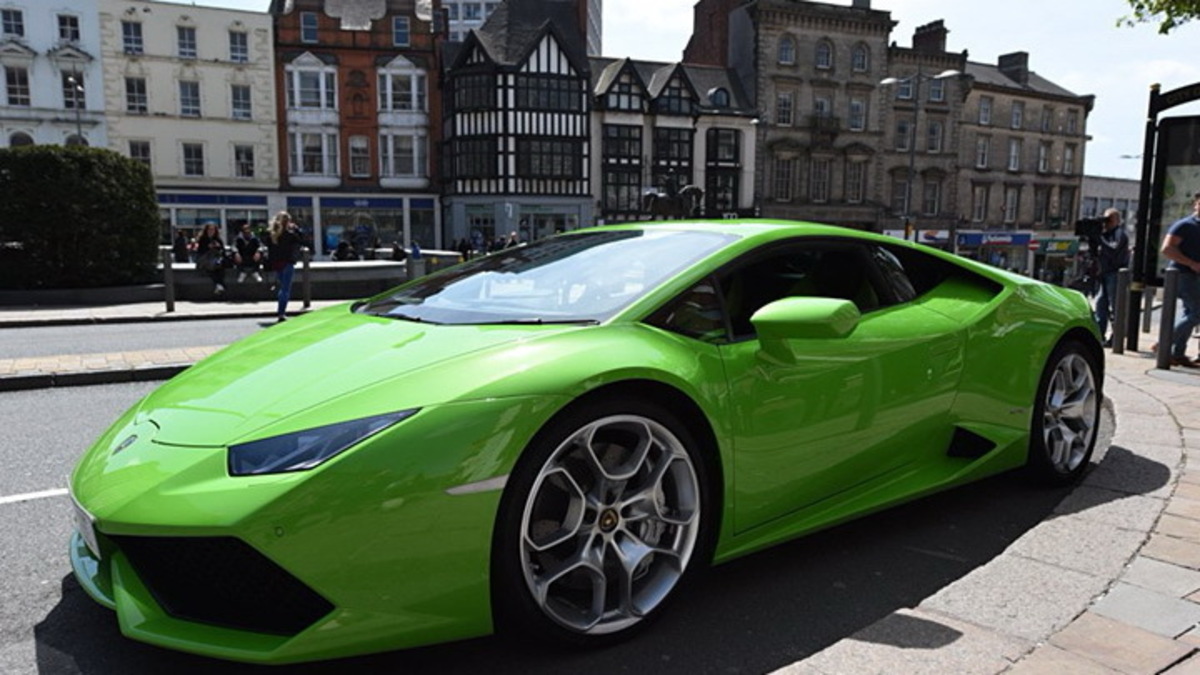 Βρε Μανώλη τραμπαρίφα, βάλε στη… Lamborghini Huracán τη διπλή ταρίφα