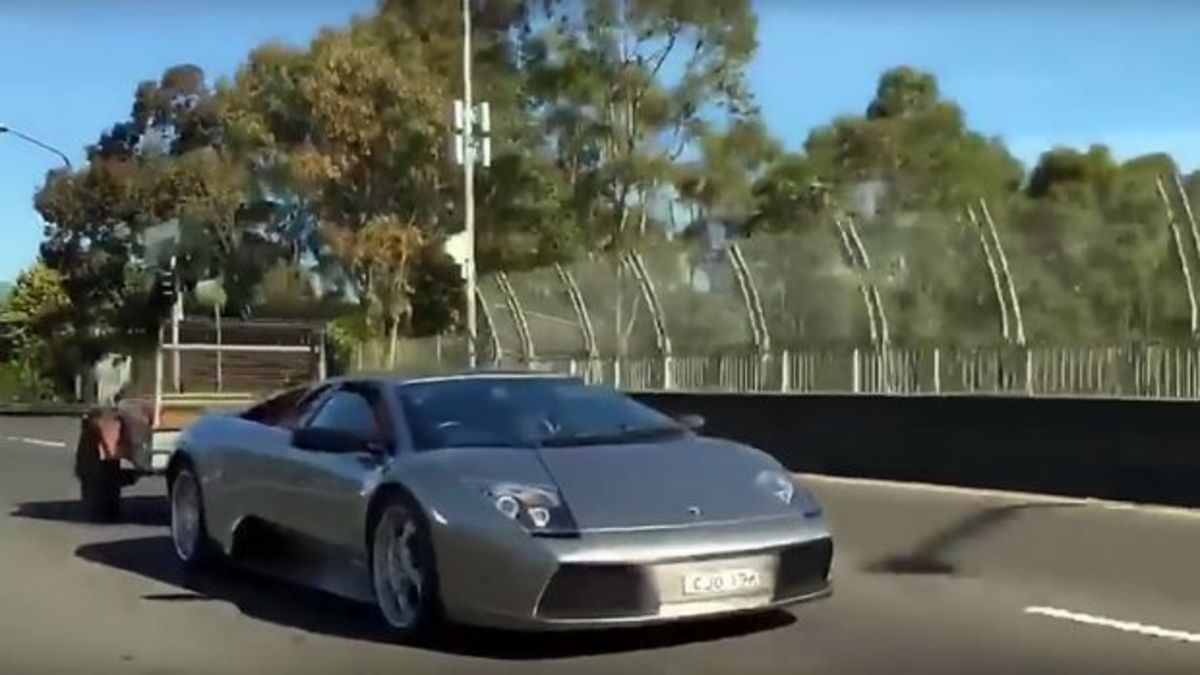 Βοσκός βγάζει βόλτα τις κατσίκες με την Lamborghini! (VIDEO)