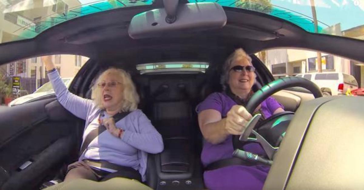 Βάζουν δύο γιαγιάδες σε μια Lamborghini. Όταν κάνουν αυτό μπροστά στην κάμερα, γίνονται αμέσως viral