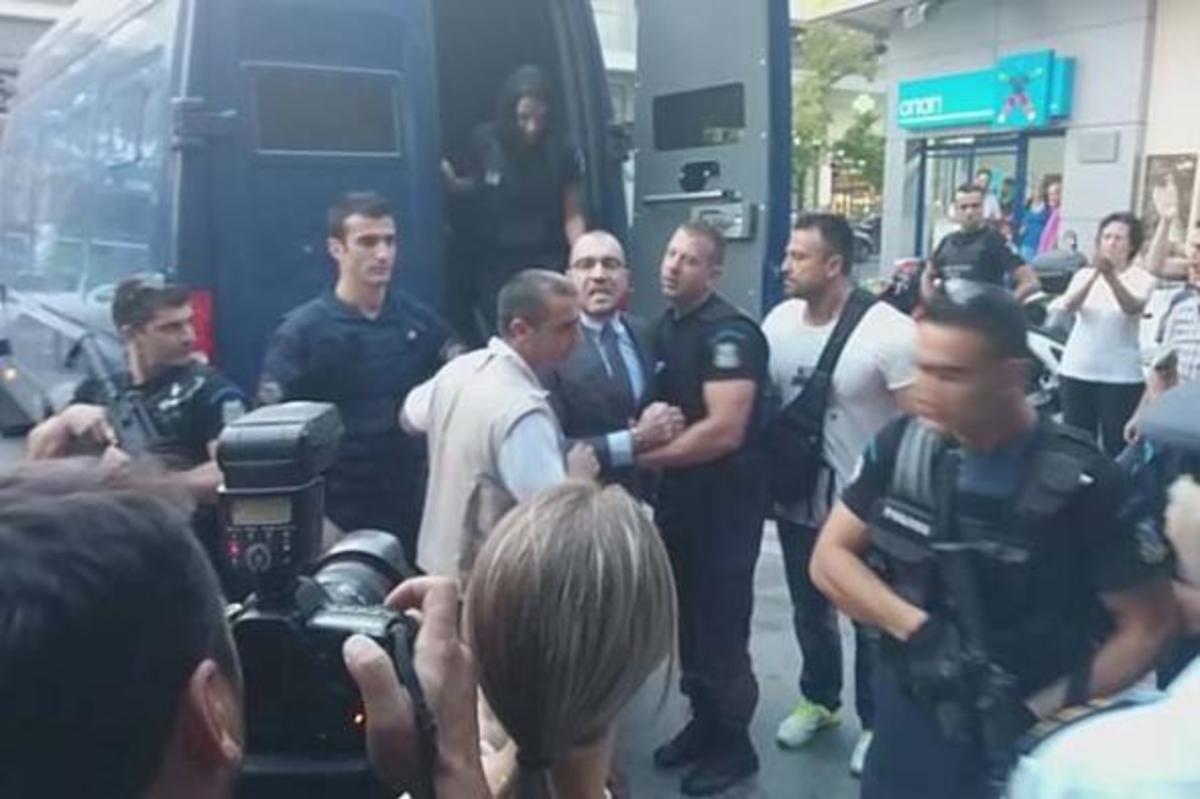 Με χειροπέδες ο Ηλιόπουλος στη Λάρισα – Επεισόδια, δακρυγόνα και… αποχωρήσεις (VIDEO)