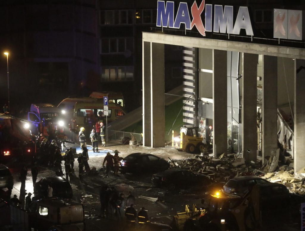 Τουλάχιστον δύο νεκροί και πολλοί εγκλωβισμένοι από την κατάρρευση της στέγης σουπερμάρκετ στη Ρίγα