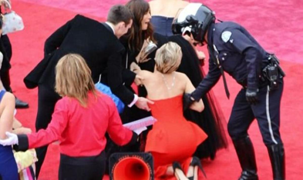 Η επεισοδιακή τούμπα της Jennifer Lawrence στο κόκκινο χαλί!