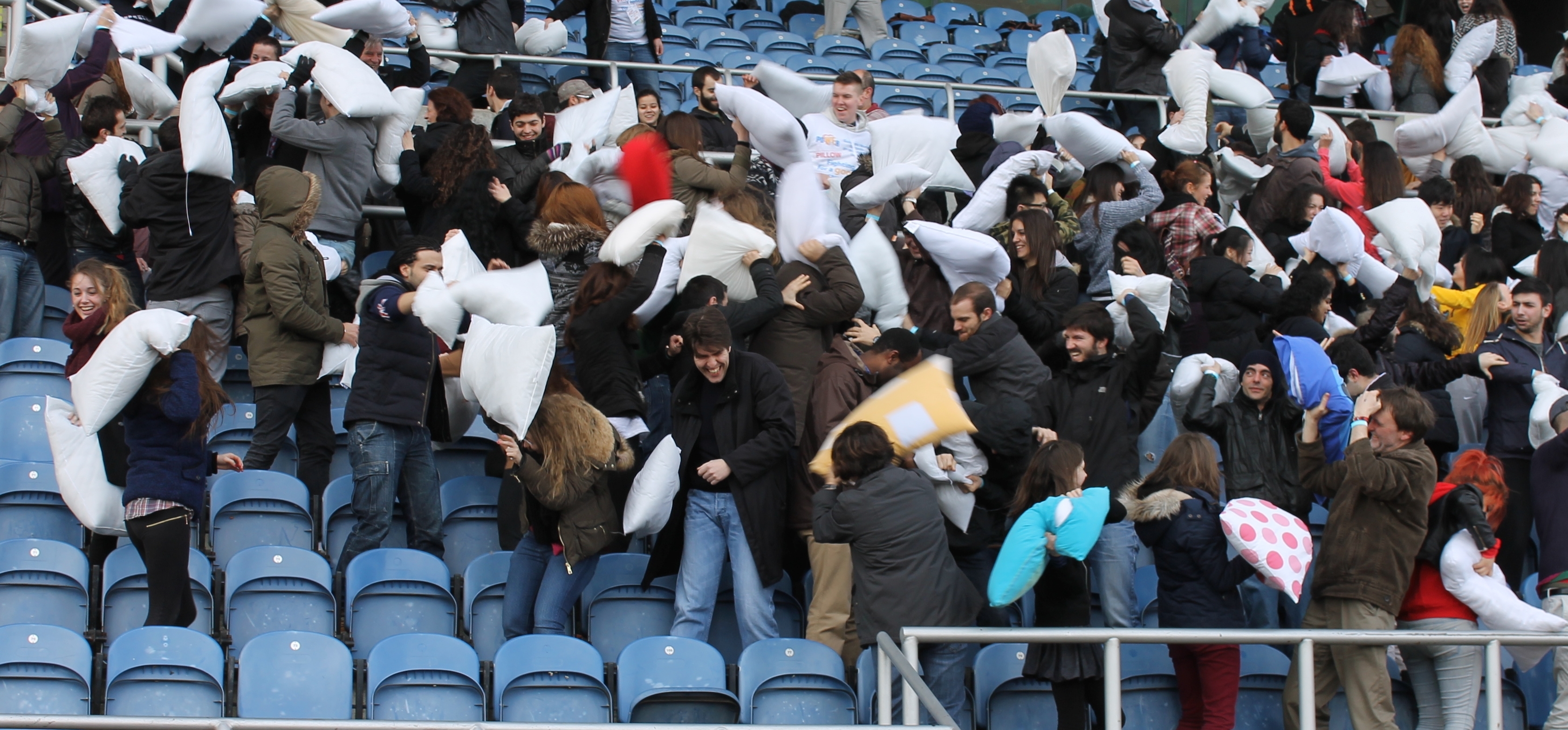 Μαξιλαροπόλεμος στο Leeds για να βοήθησουν την Ελλάδα – ΦΩΤΟ