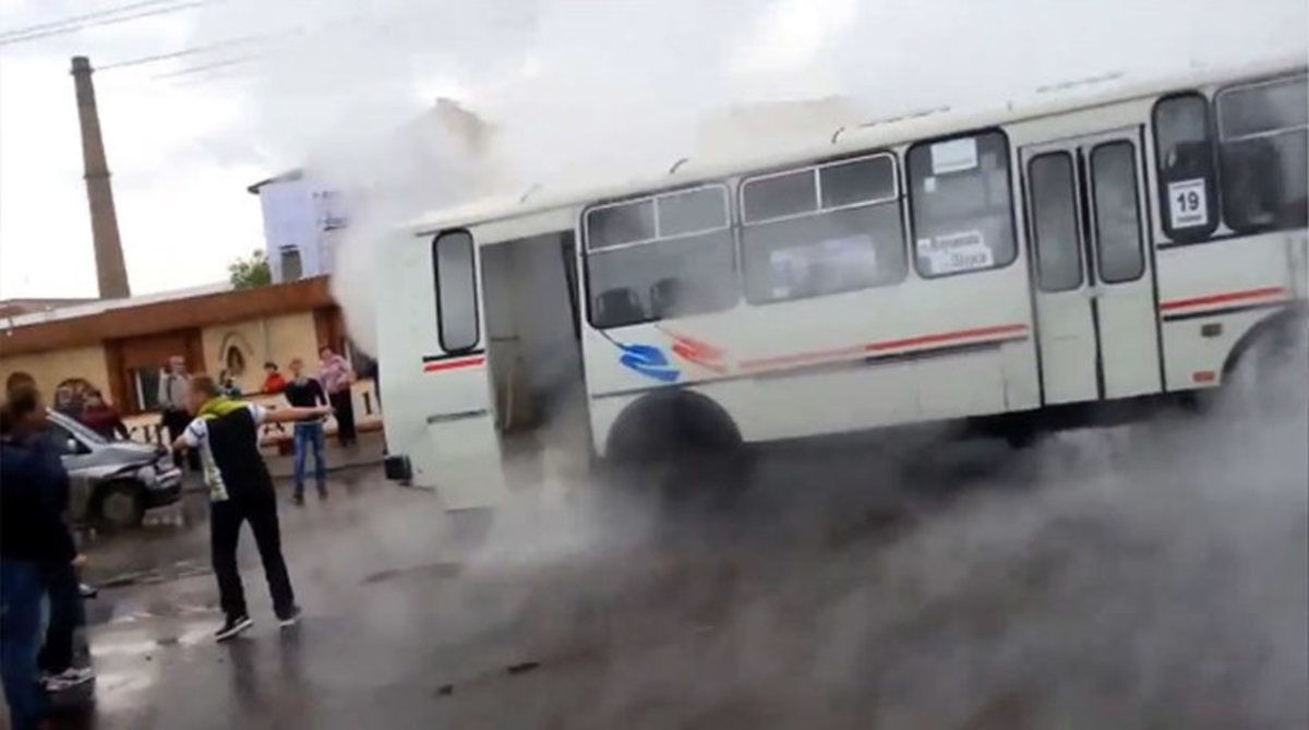 Επιβάτες λεωφορείου τραυματίστηκαν από… βραστό νερό! (video)