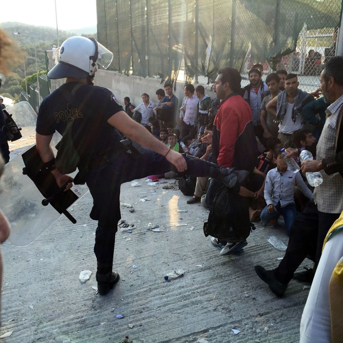 Λέσβος: Εικόνα ντροπής! Αστυνομικός κλωτσάει μετανάστες την ημέρα της επίσκεψης Τσίπρα