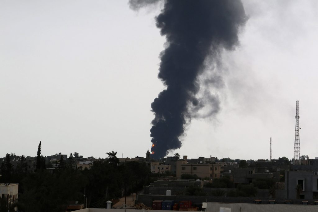Λιβύη: Αναζωπυρώθηκε η πυρκαγιά κοντά στο αεροδρόμιο – Νέα ρουκέτα στις δεξαμενές καυσίμων