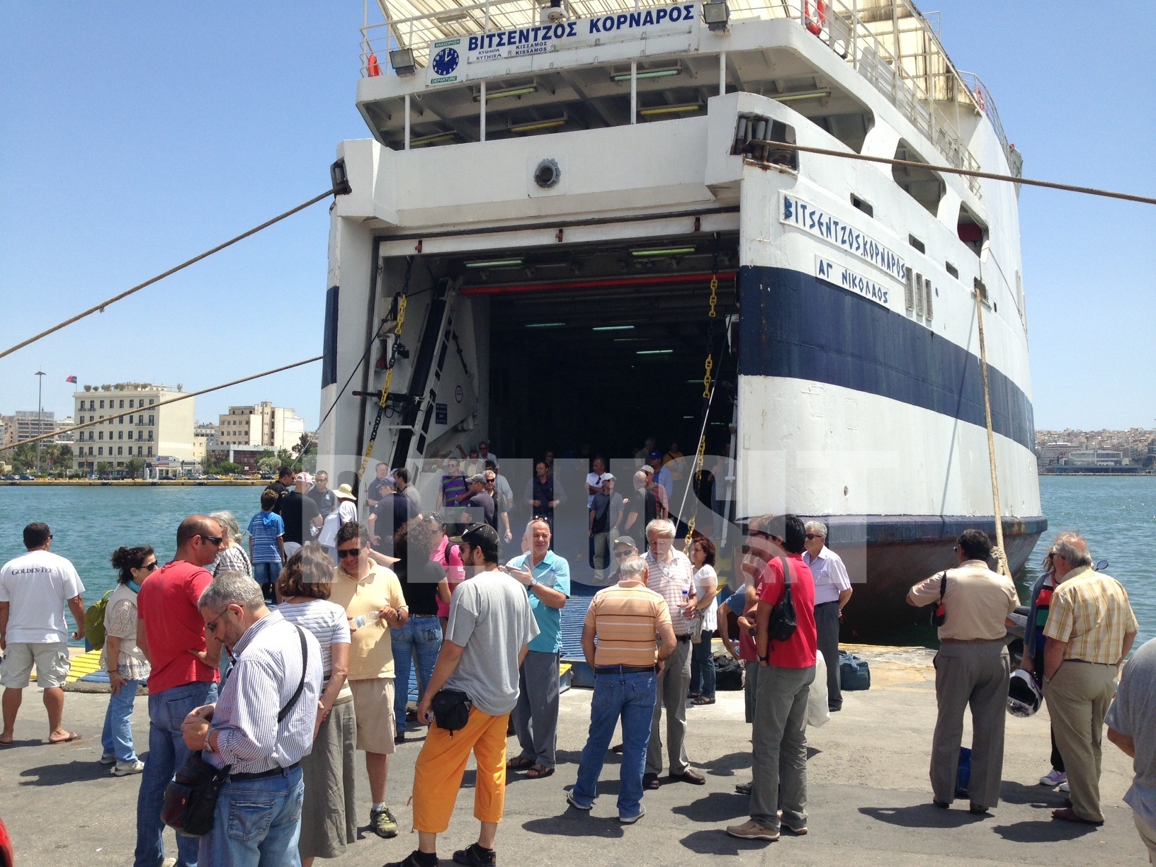 Ένταση μεταξύ ναυτεργατών και επιβατών στον Πειραιά – Μπλόκα σε “Βιτσέντζος Κορνάρος”, “Άγιος Γεώργιος” (ΦΩΤΟ)