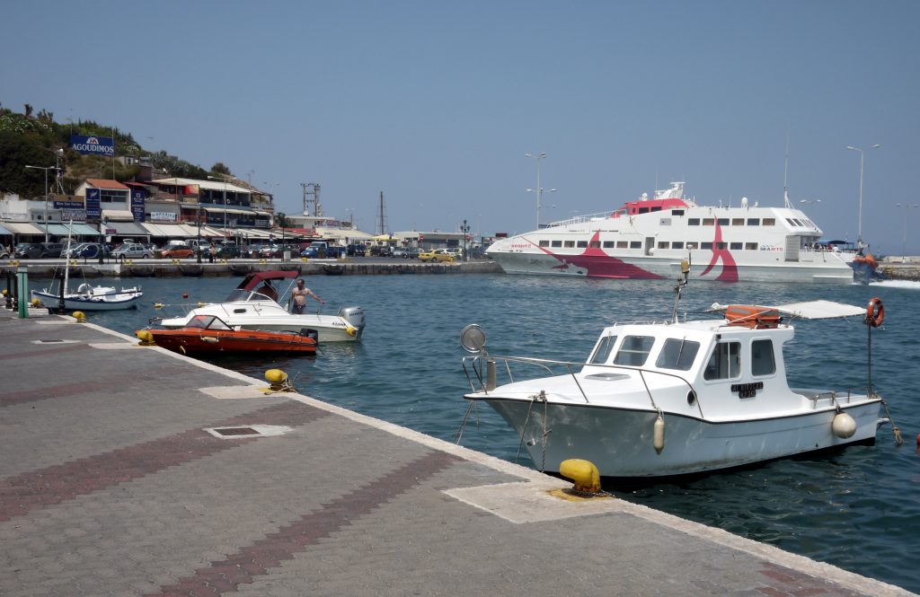 Στο λιμάνι της Ραφήνας επιστρέφει λόγω βλάβης το επιβατηγό “Super jet”