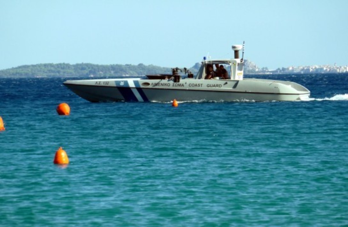Καλαμάτα: Θαλάσσια καταδίωξη του Λιμενικού σε σκάφος που μετέφερε 23.000 λαθραία τσιγάρα