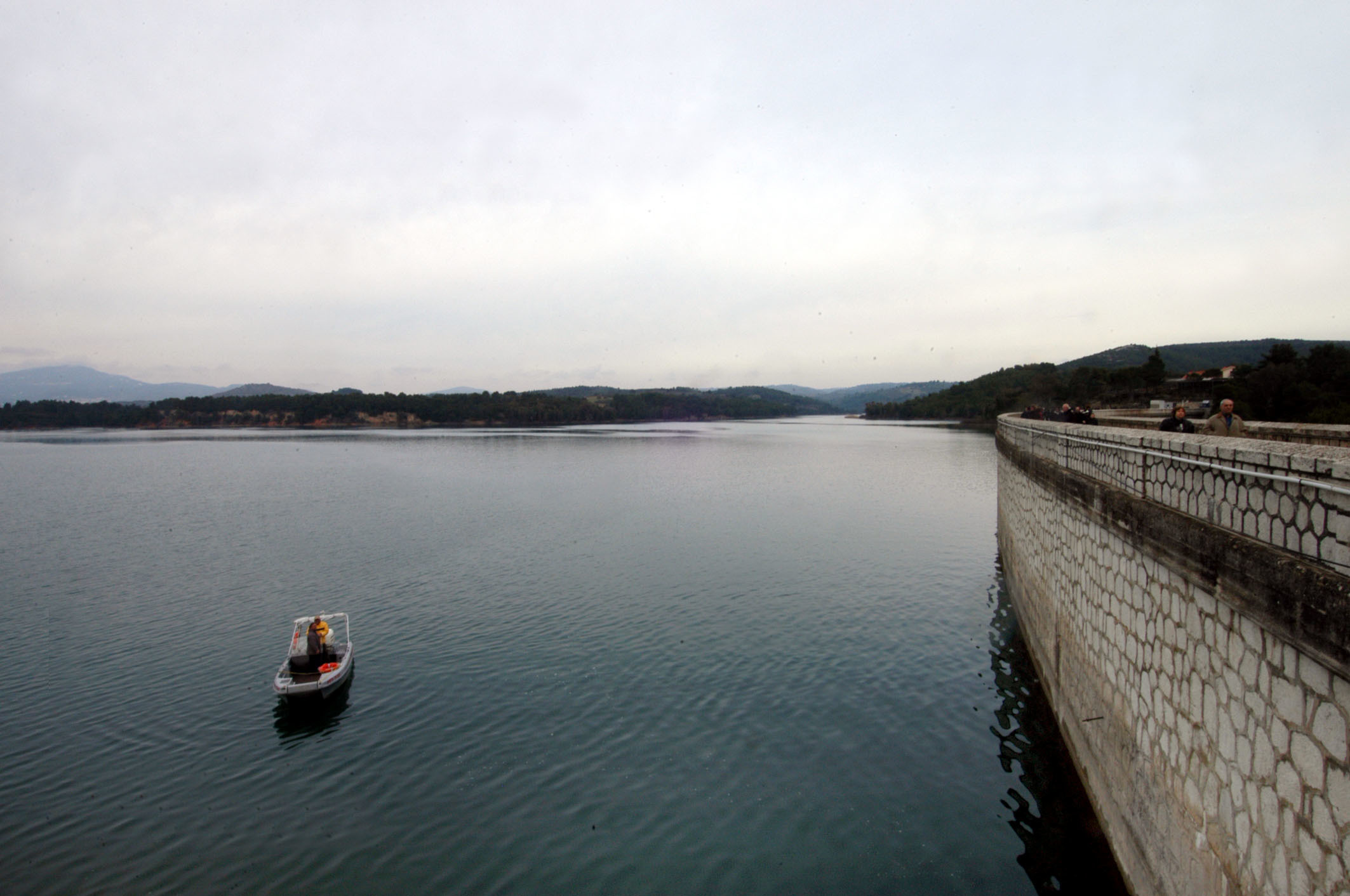 Ασυνείδητοι δηλητηρίαζαν το νερό της Αττικής- Έριχναν νεκρά πτηνά στη λίμνη του Μαραθώνα