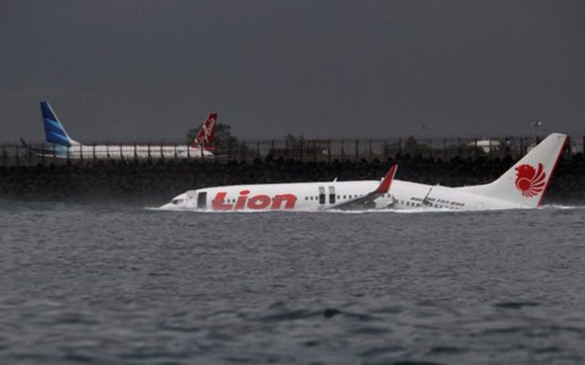 Αεροπλάνο με 130 άτομα έπεσε στη θάλασσα – Δείτε φωτογραφία