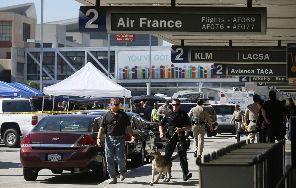 Ένας νεκρός και 7 τραυματίες από τους πυροβολισμούς στο αεροδρόμιο του Λος Άντζελες