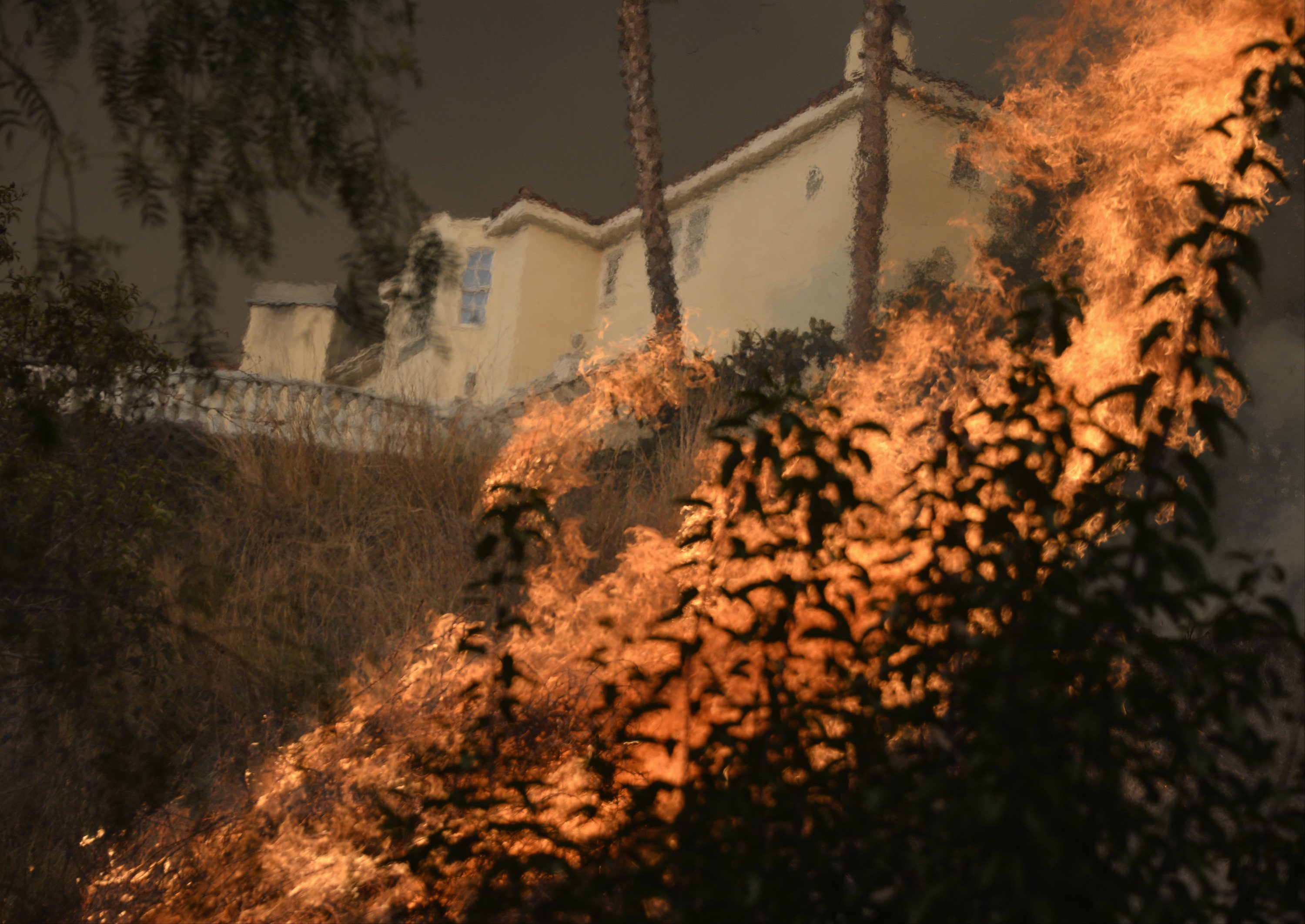 Πύρινη κόλαση στο Λος Άντζελες, κάηκαν σπίτια
