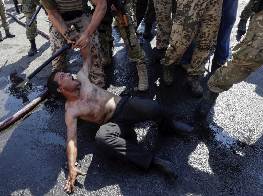 Η βία επέστρεψε στην πλατεία Μαϊντάν – Απέραντο χάος η Ουκρανία (ΦΩΤΟ)