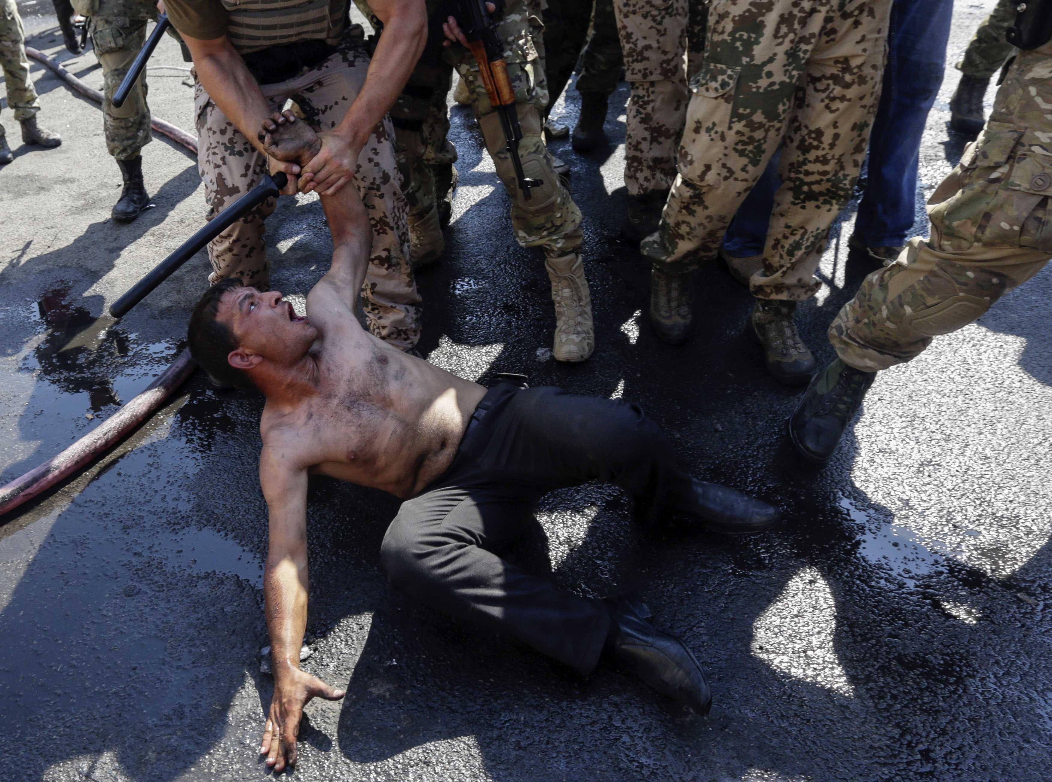 Η βία επέστρεψε στην πλατεία Μαϊντάν – Απέραντο χάος η Ουκρανία (ΦΩΤΟ)